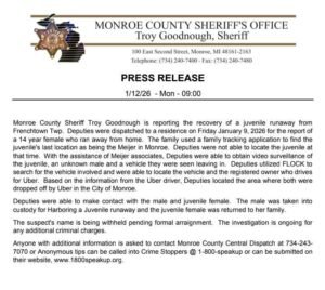 Patrulla del sheriff del condado de Monroe frente a una residencia en Frenchtown Township